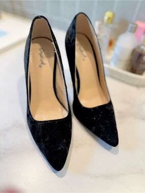 Qupid Black Velvet Pointed Toe Pumps